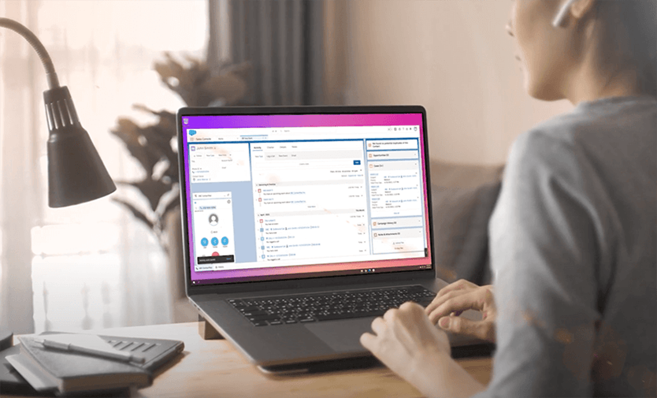 Vonage Business Communicationsによって、Salesforceを使用する企業が顧客体験を合理化しパーソナライズすることが、これまで以上に簡単になりました。今すぐご覧ください! contact center agent at her desk with laptop open showing Vonage Business Communications embedded within Salesforce