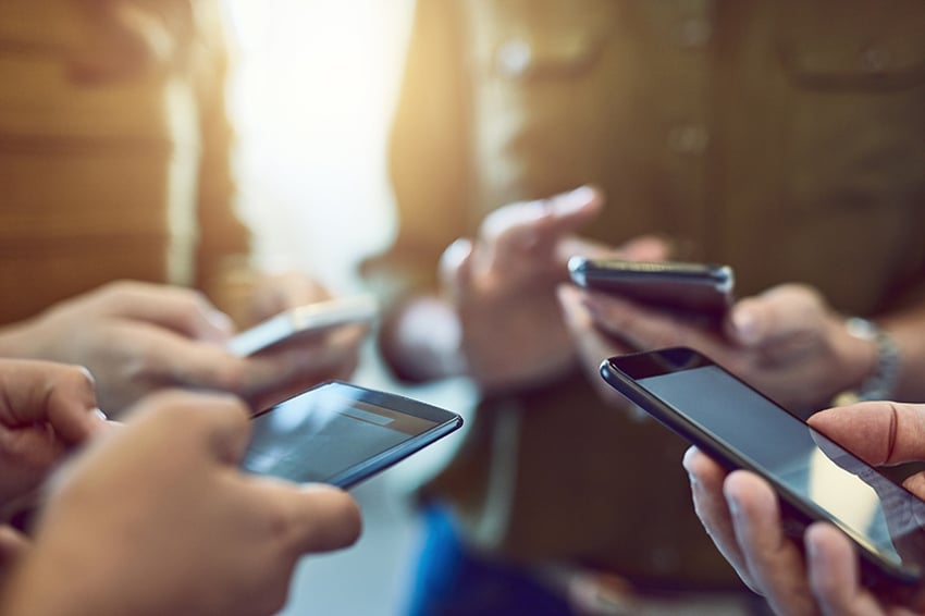 同時にスマートフォンを使用する人々
